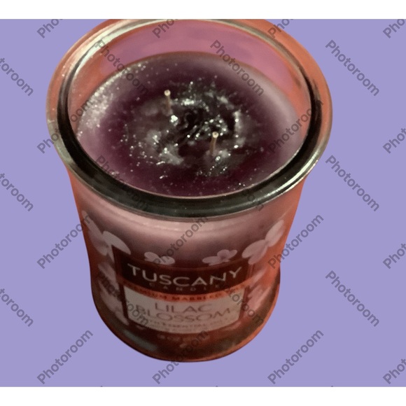 Transform any space into a blooming early spring garden, enchanting 18oz. Candle - Picture 4 of 5